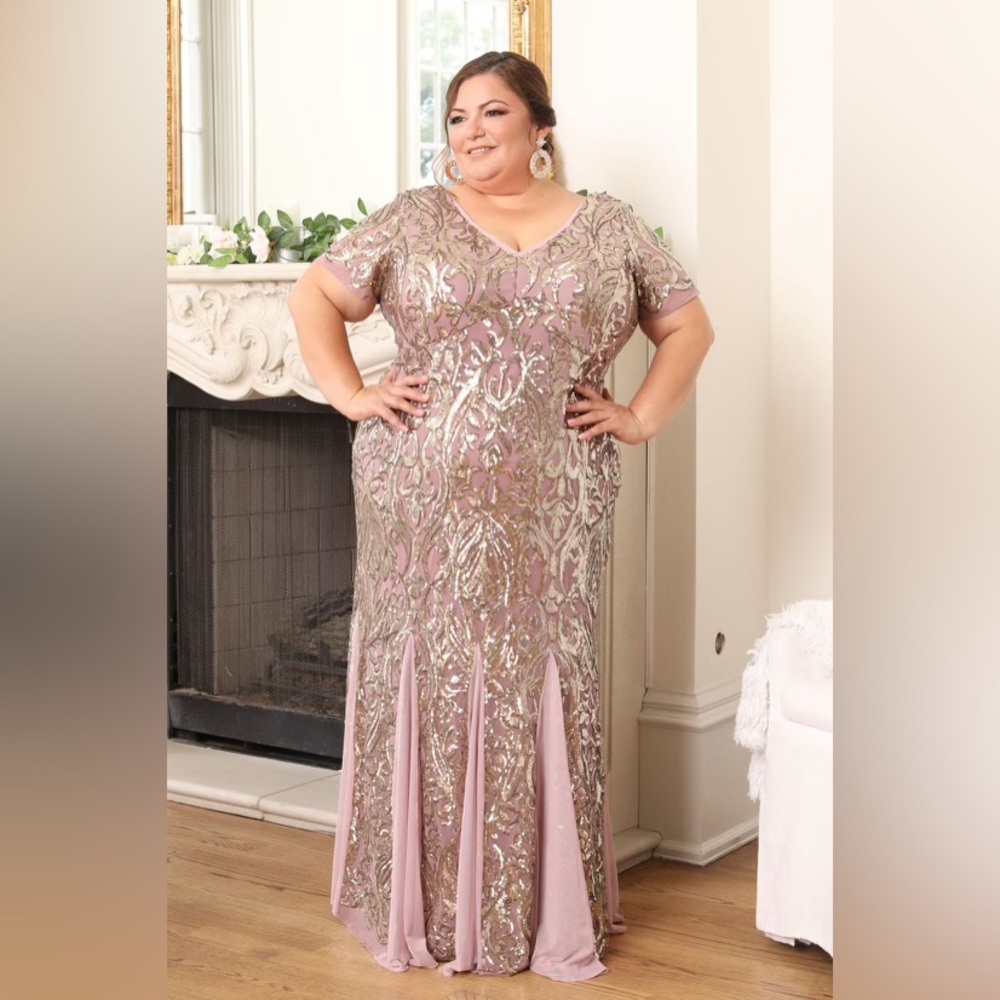 Sequined Plus Dress 💛 - Picture 5 of 9